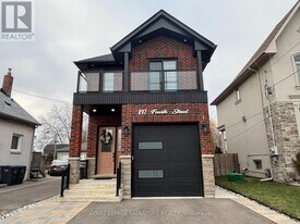 897 Fourth St in Mississauga, ON - Building Photo