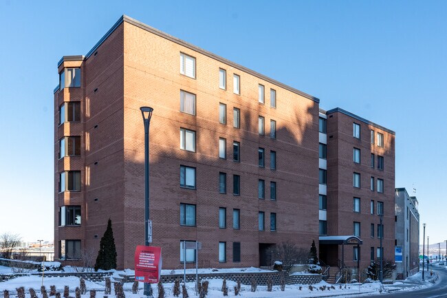 5915 Saint-Laurent St in Lévis, QC - Building Photo - Building Photo