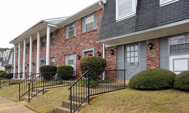 Williamsburg East in Tuscaloosa, AL - Building Photo - Building Photo