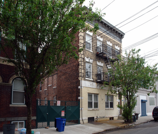 267 E Kinney St in Newark, NJ - Building Photo - Building Photo