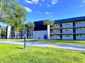 7900 Colony Cir S in Tamarac, FL - Building Photo - Building Photo