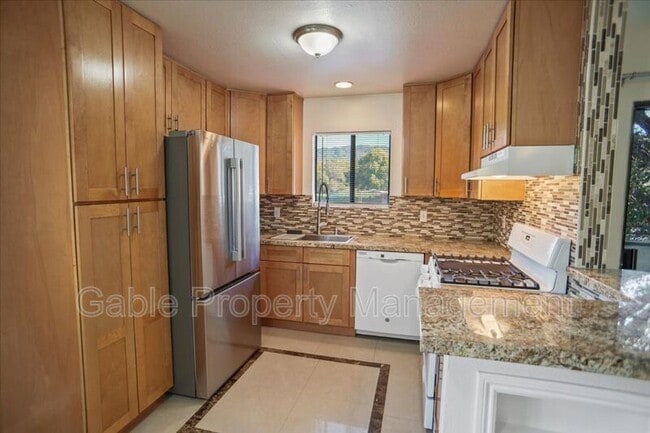 23528 Newhall Ave in Santa Clarita, CA - Building Photo - Building Photo