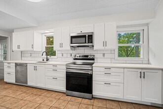 W281N3405 Taylors Woods Rd in Pewaukee, WI - Building Photo - Building Photo