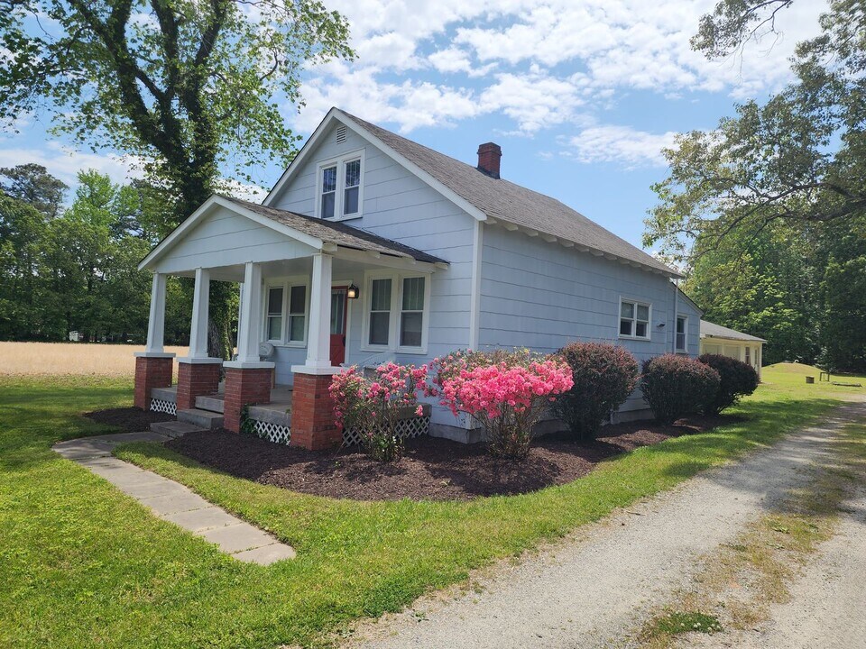 33198 King William Rd in West Point, VA - Building Photo