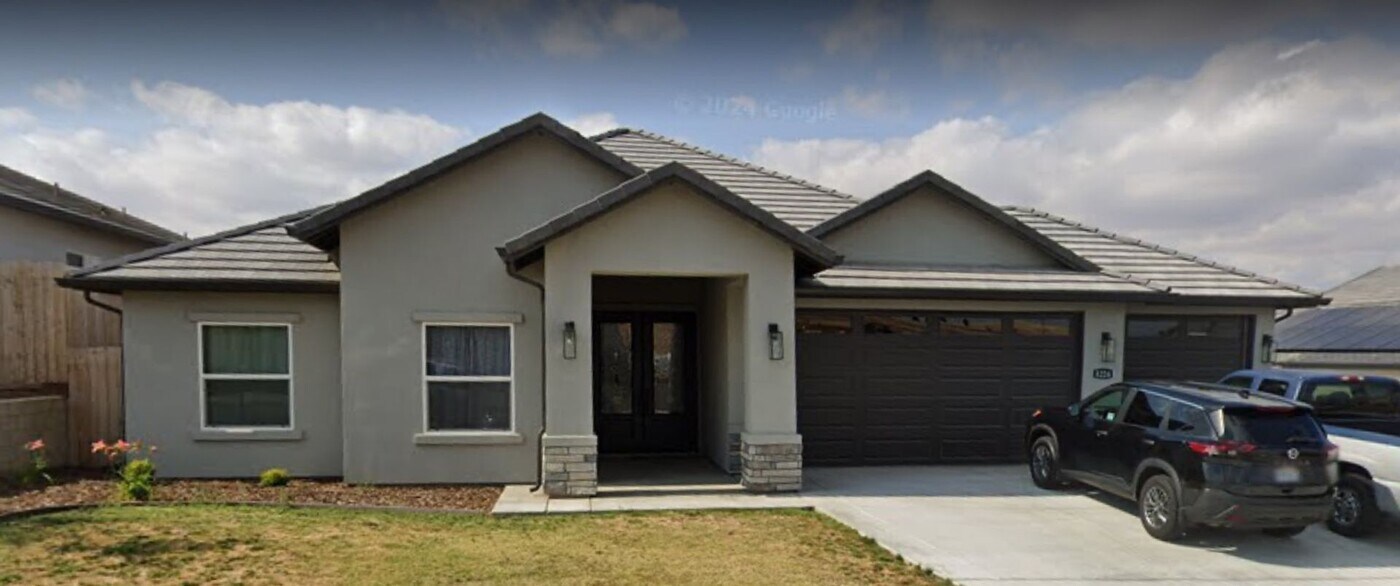 8224 Morningstar Ave in Bakersfield, CA - Building Photo