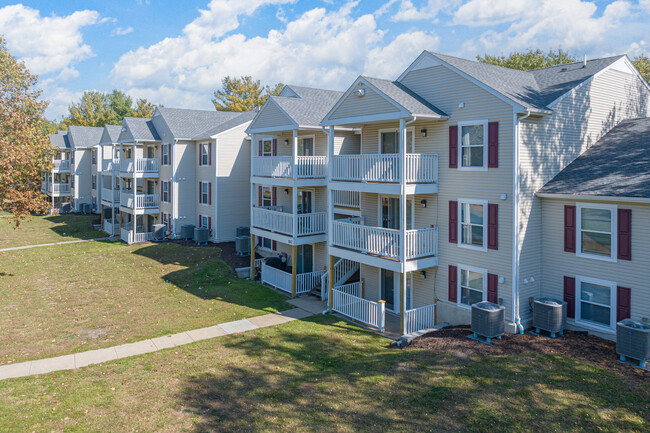 Pine Woods Apartments in Springfield, IL - Building Photo - Building Photo