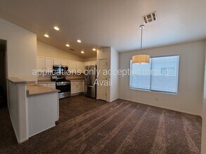 8680 S Desert Dove Dr in Tucson, AZ - Foto de edificio - Building Photo