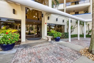 1930 Harbourside Dr in Longboat Key, FL - Foto de edificio - Building Photo
