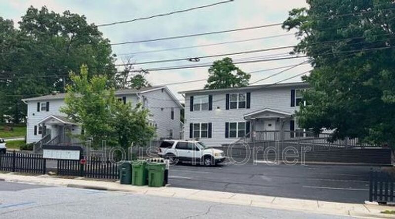 307 8th Ave E in Hendersonville, NC - Building Photo