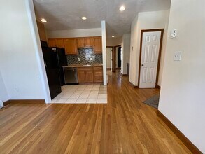 208 H St, Unit 2 in Boston, MA - Building Photo - Building Photo