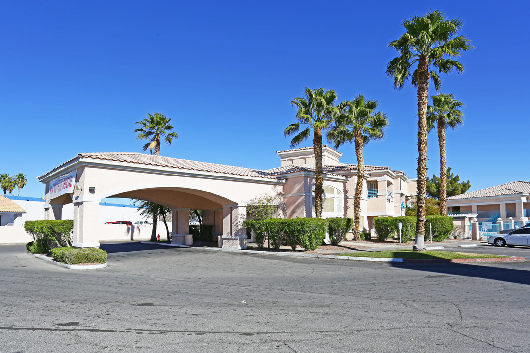 Town & Country Manor in Las Vegas, NV - Building Photo