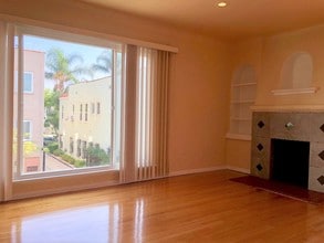 1329 S Cloverdale Ave, Unit 1329 in Los Angeles, CA - Foto de edificio - Building Photo