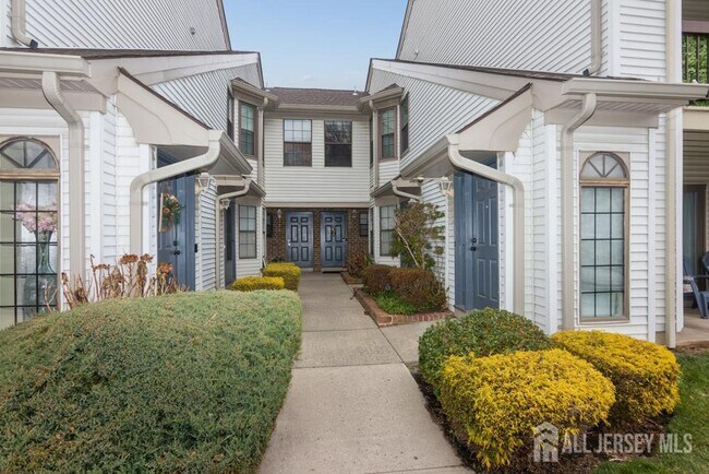 208 Sunshine Ct in Sayreville, NJ - Building Photo - Building Photo