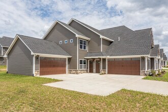 Forest Grove Crossing in Bettendorf, IA - Foto de edificio - Building Photo