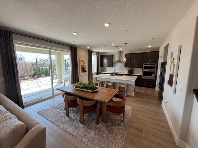 1237 Dignity Wy in Sacramento, CA - Foto de edificio - Building Photo