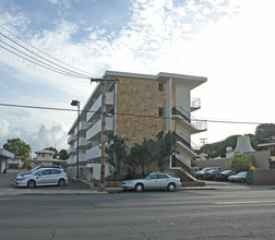 3353 Waialae Ave in Honolulu, HI - Building Photo - Building Photo