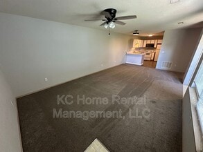 2126 Highridge Dr in Pleasant Hill, MO - Foto de edificio - Building Photo
