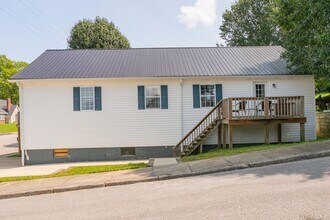 302 Jackson Ave in Carthage, TN - Building Photo - Building Photo