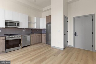 689 N Broad St in Philadelphia, PA - Building Photo