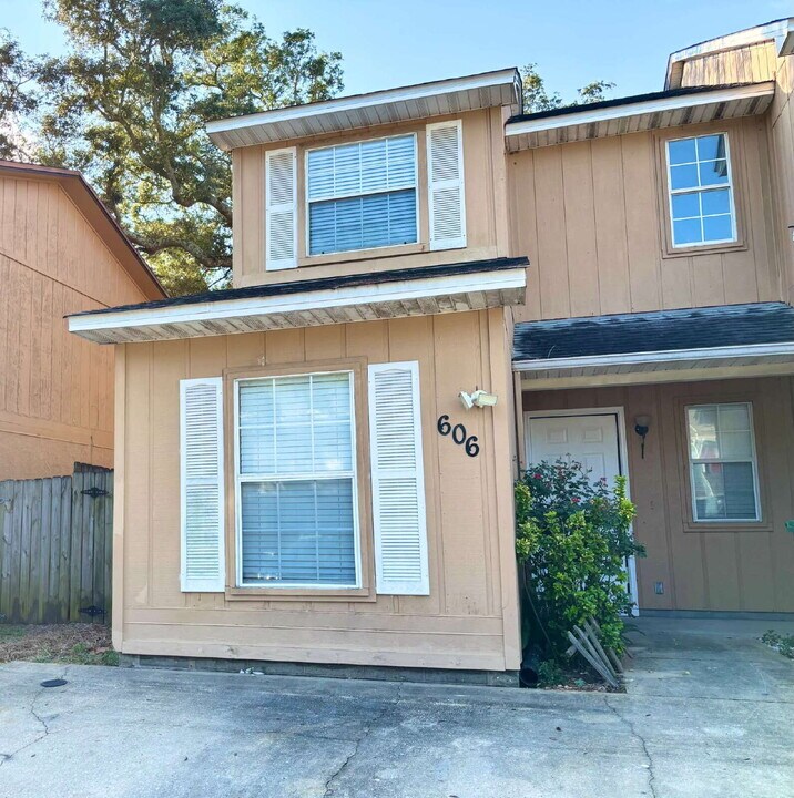 606 Virginia Oak Ct in Fort Walton Beach, FL - Foto de edificio
