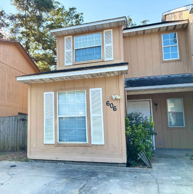 606 Virginia Oak Ct