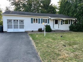 7843 Glenwood Dr N in Liverpool, NY - Building Photo