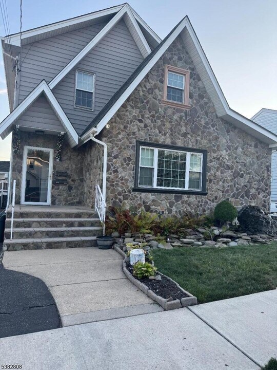 226 Forest Ave in Lyndhurst, NJ - Building Photo