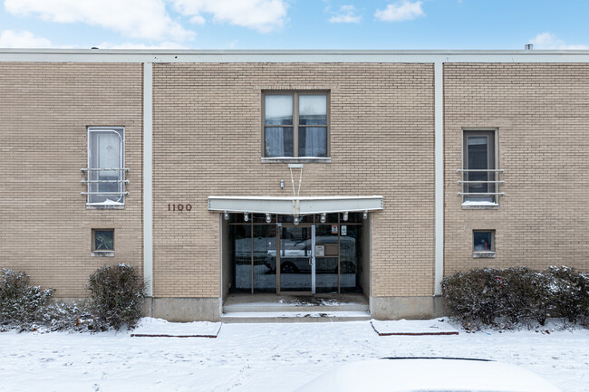 1100 W Cornelia Ave in Chicago, IL - Building Photo - Building Photo