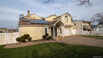 3 Marjorie Ln in East Rockaway, NY - Building Photo