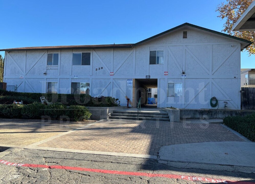 339 W 15th Ave in Escondido, CA - Building Photo