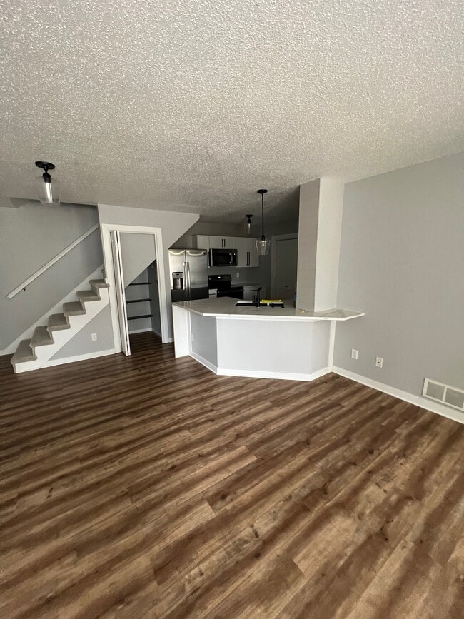 811 Burr Oaks Dr, Unit 407