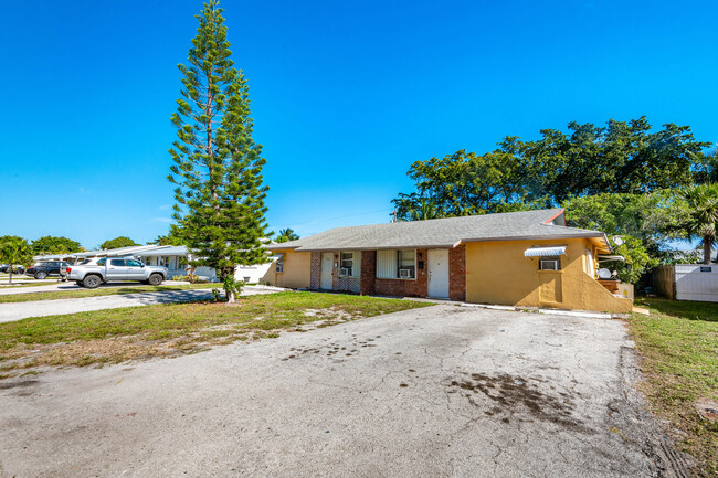 1426 SE 3rd Ter in Deerfield Beach, FL - Building Photo - Building Photo