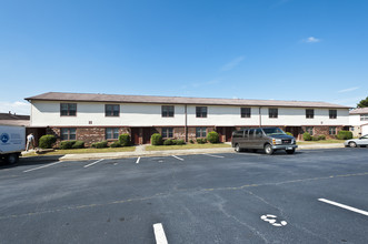 English Village Apartments in Carrollton, GA - Building Photo - Building Photo