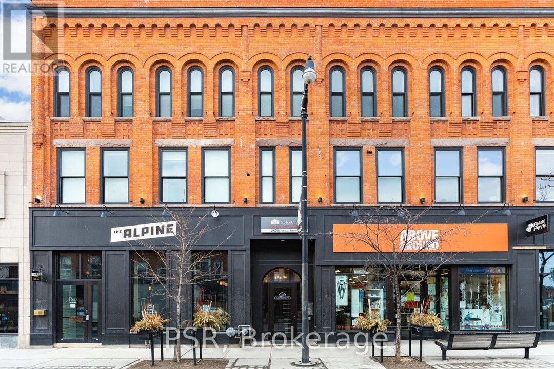 2870-2870 Dundas St W in Toronto, ON - Building Photo