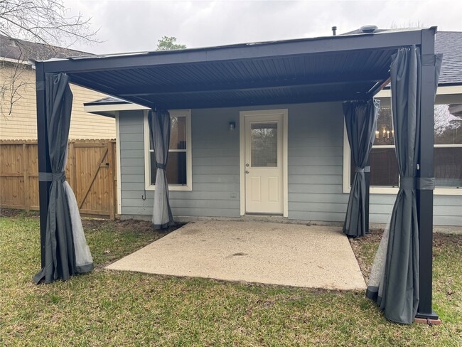 property at 10 Druids Glen Pl