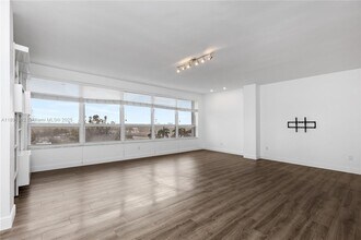 4925 Collins Ave, Unit 6G in Miami Beach, FL - Building Photo - Building Photo