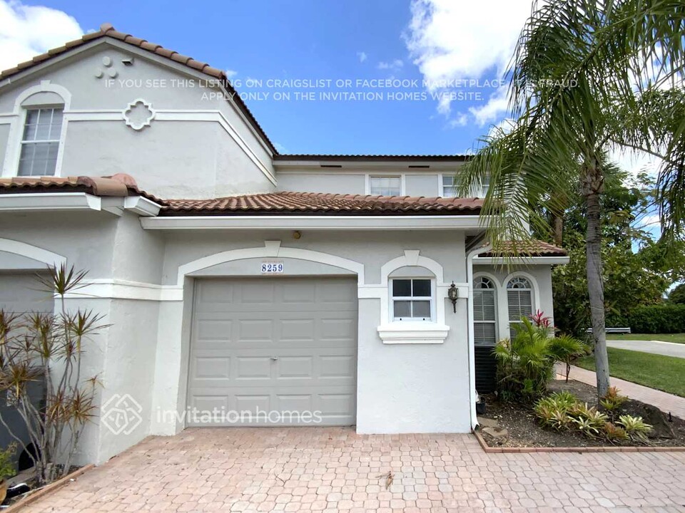 8259 Vía Serena in Boca Raton, FL - Foto de edificio
