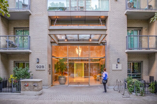 The Savoy in Vancouver, BC - Building Photo - Building Photo