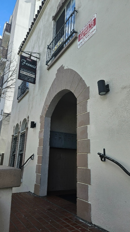 2850 Francis Ave in Los Angeles, CA - Building Photo - Building Photo