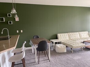 5570 Centre Ave, Unit 203 in Pittsburgh, PA - Building Photo - Building Photo