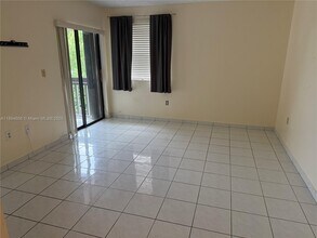 8879 Fontainebleau Blvd in Miami, FL - Building Photo - Building Photo