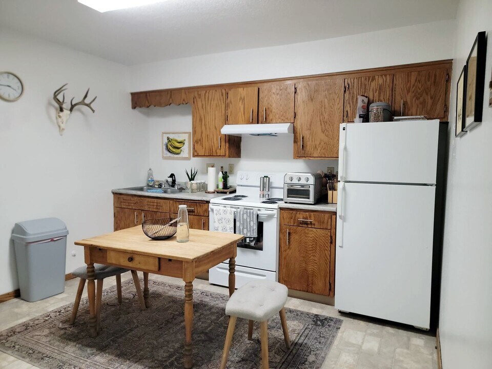 1012 10th St NE in Jamestown, ND - Building Photo