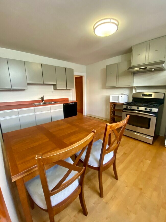 54 Webster Ave, Unit 3R
