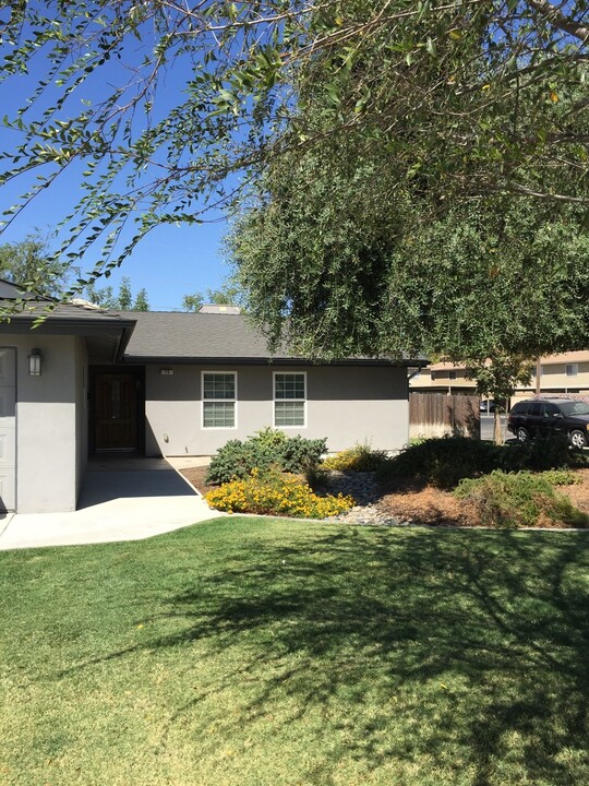 75 Linda Ln in Lemoore, CA - Building Photo
