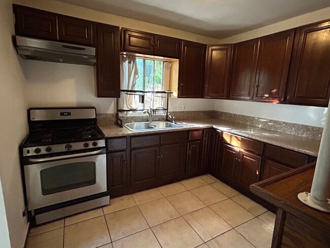 2210 Aaron St, Unit 2210 Aaron Street in Los Angeles, CA - Building Photo - Building Photo