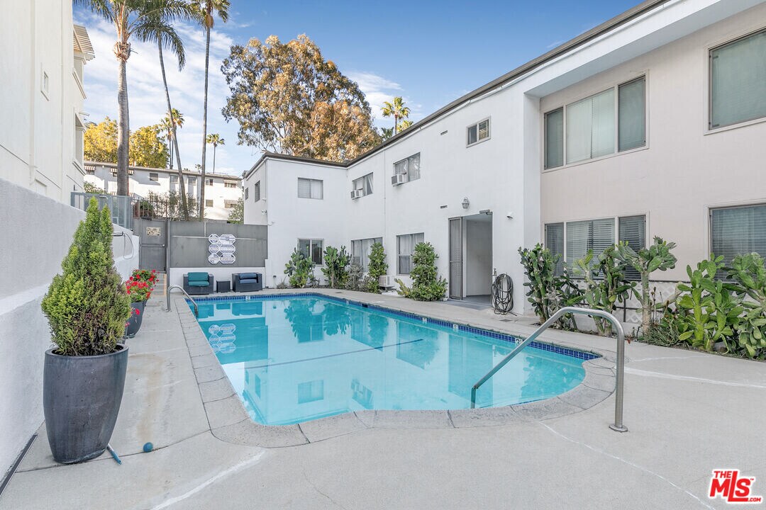 1837 N La Brea Ave in Los Angeles, CA - Building Photo