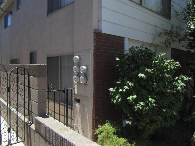 2670 E 19th St in Signal Hill, CA - Building Photo - Building Photo