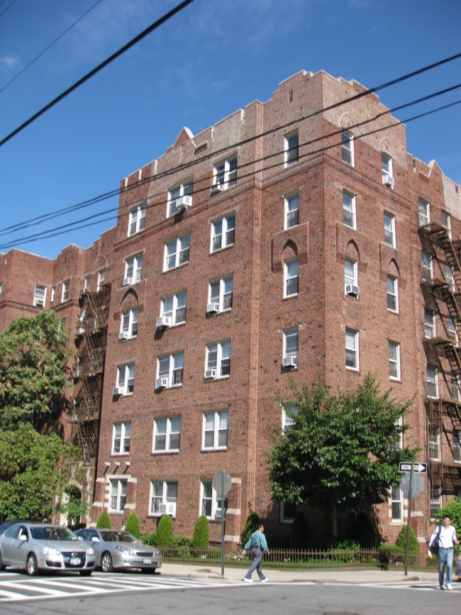 64-21 Booth St in Flushing, NY - Foto de edificio - Building Photo