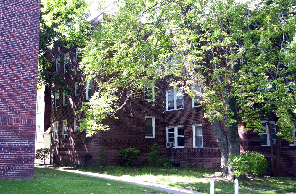 Ayers Court in Teaneck, NJ - Building Photo