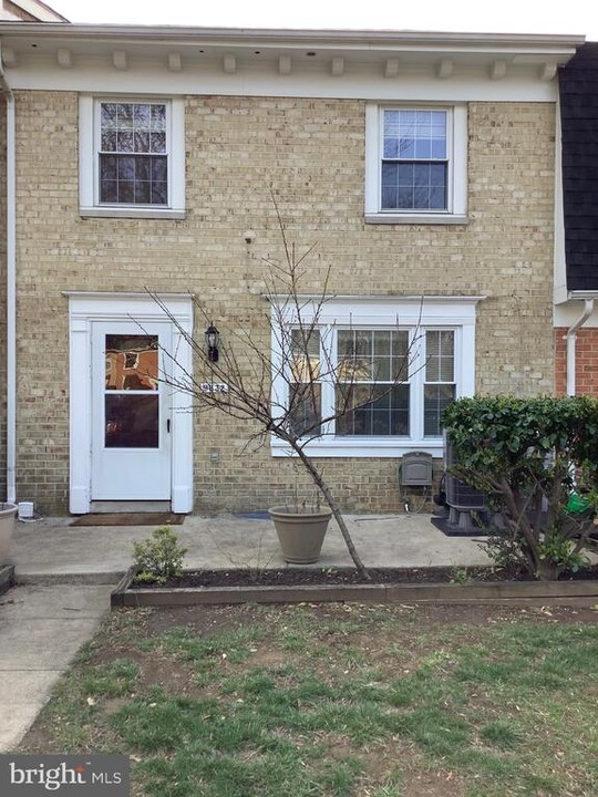 9832 Whiskey Run in Laurel, MD - Foto de edificio